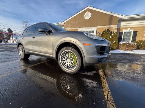 Used 2016 Porsche Cayenne S image 2