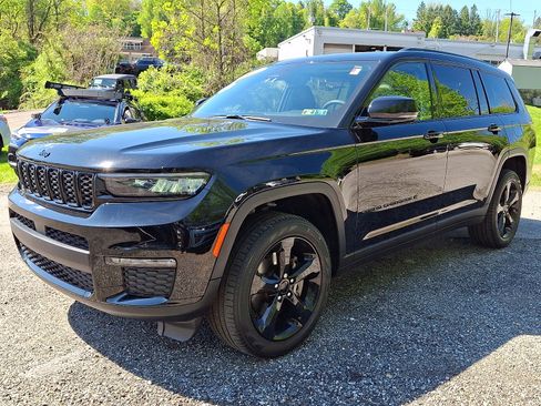Used 2023 Jeep Grand Cherokee L Limited w/ Black Appearance Package AWD/4WD image 3