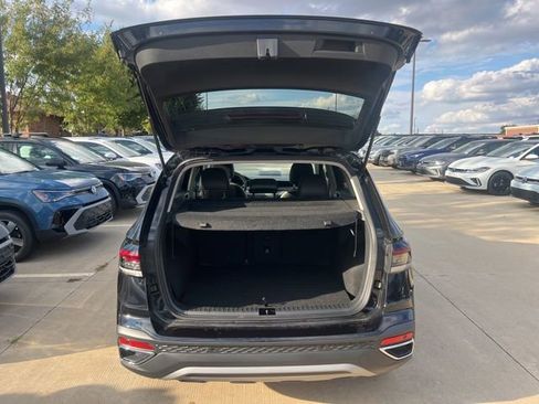 Used 2025 Volkswagen Taos SE image 9