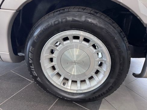 Used 2002 Lincoln Town Car Executive image 32