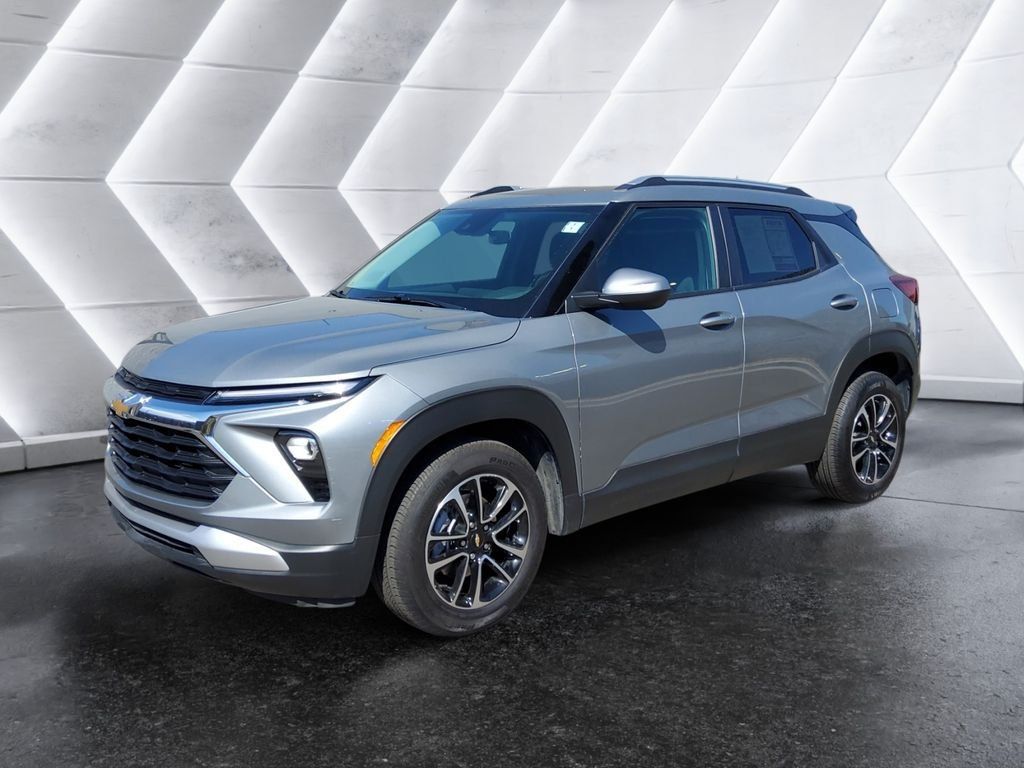 Used 2025 Chevrolet TrailBlazer LT w/ LT Cold Weather Package FWD image 3