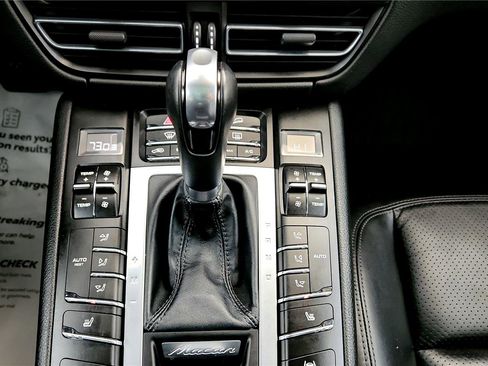 Used 2021 Porsche Macan image 40