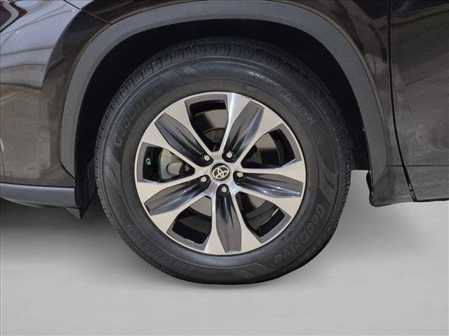 Used 2021 Toyota Highlander XLE FWD image 7