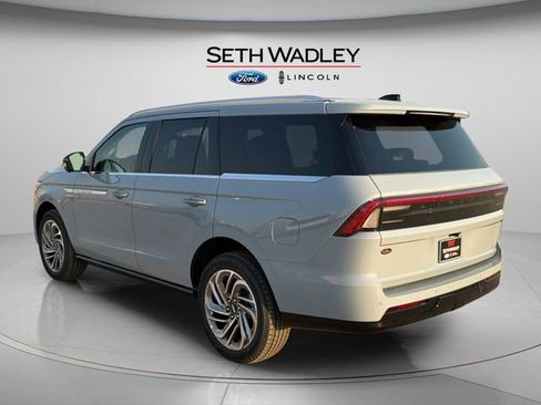 New 2026 Lincoln Navigator Reserve image 4