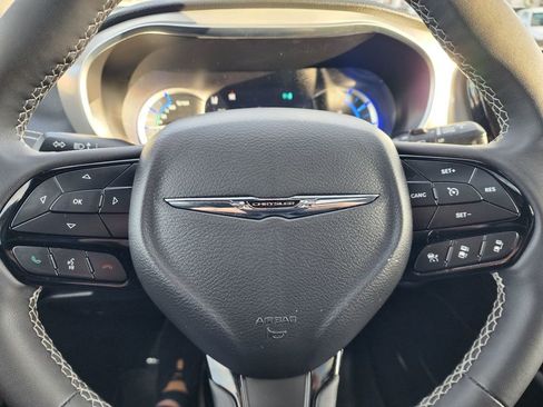 Used 2023 Chrysler Pacifica Limited w/ Uconnect Theater Family Group image 26