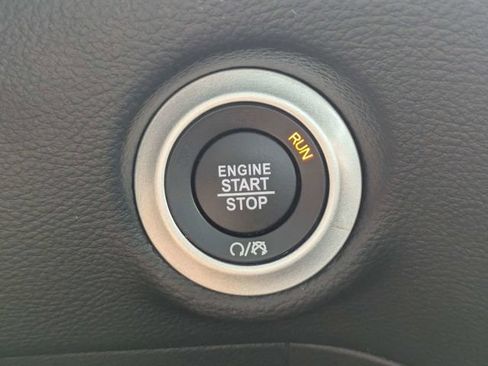 Used 2024 Chrysler Pacifica Limited w/ S Appearance Package FWD image 30