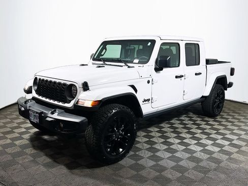 Used 2024 Jeep Gladiator Sport AWD/4WD image 3