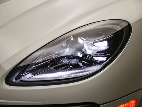 Certified 2024 Porsche Macan AWD/4WD image 11