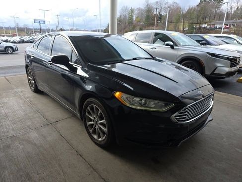 Used 2017 Ford Fusion SE w/ Fusion SE Technology Package image 3