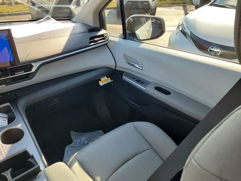 New 2026 Toyota Sienna XLE image 13