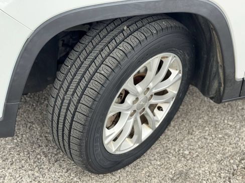 Used 2020 Jeep Cherokee Latitude FWD image 38
