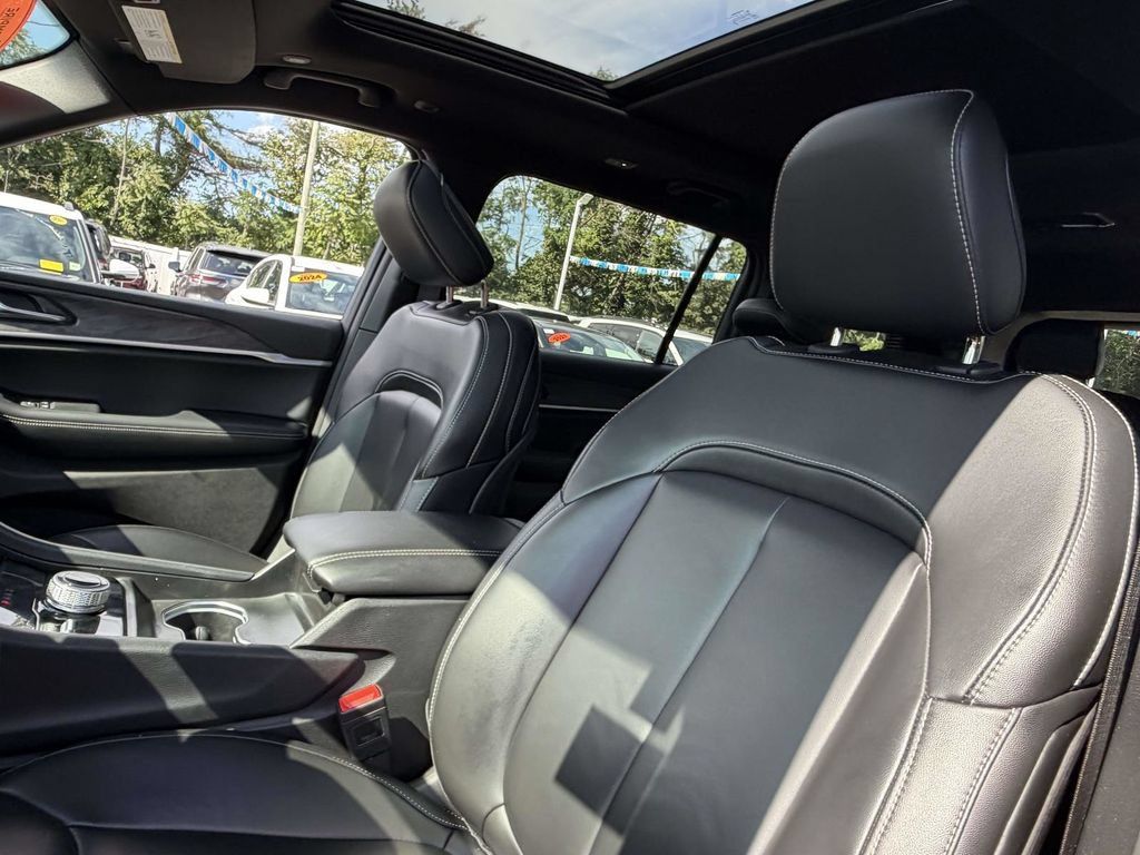 Certified 2025 Jeep Grand Cherokee L Limited w/ Black Appearance Package AWD/4WD image 21