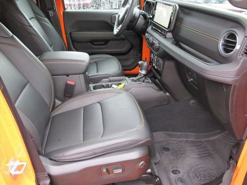 Used 2025 Jeep Wrangler Sahara image 10