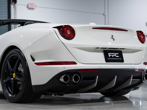 Used 2016 Ferrari California T RWD image 19