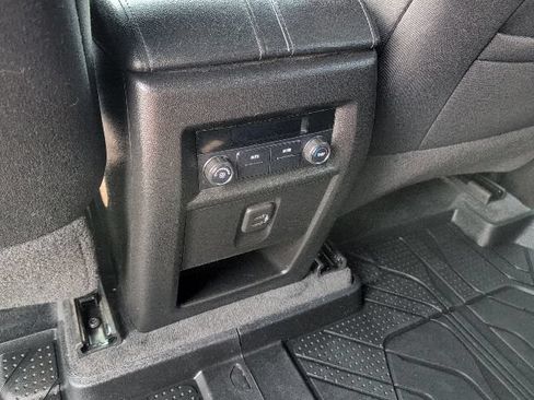 Used 2022 Chevrolet Traverse LT FWD image 37