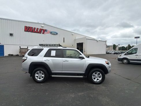 Used 2018 Toyota 4Runner SR5 AWD/4WD image 9
