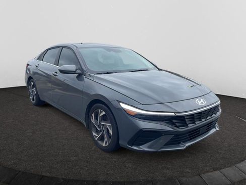 Used 2024 Hyundai Elantra SEL w/ Convenience Package image 3