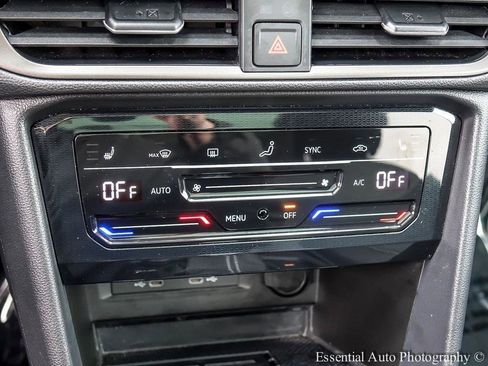 Used 2025 Volkswagen Taos SE image 18