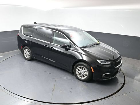 Used 2024 Chrysler Pacifica Touring-L FWD image 43