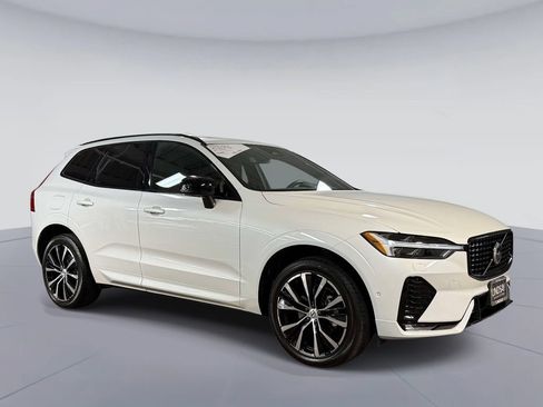 Used 2025 Volvo XC60 B5 Plus AWD/4WD image 9