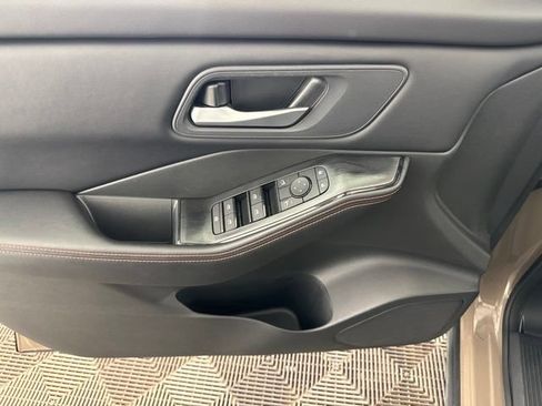 Used 2025 Nissan Rogue SV AWD/4WD image 18