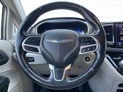 Used 2021 Chrysler Pacifica Touring-L FWD image 13