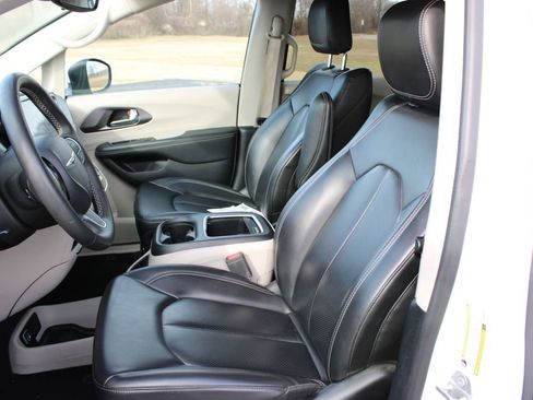 Used 2023 Chrysler Pacifica Touring-L image 17