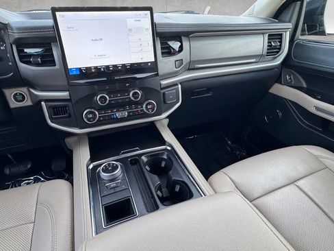 Used 2022 Ford Expedition XLT RWD image 3