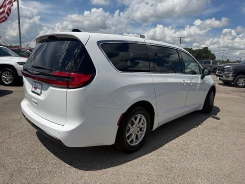 Used 2024 Chrysler Pacifica Touring-L FWD image 6