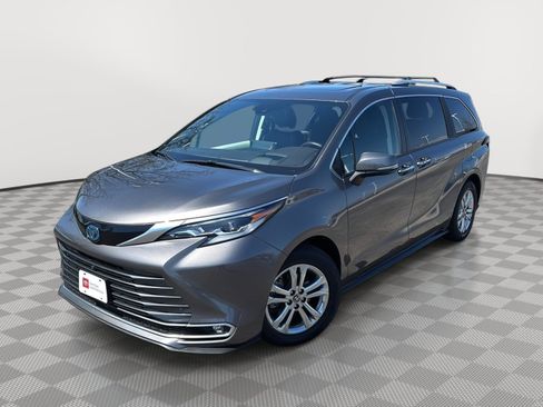 Used 2022 Toyota Sienna Platinum AWD/4WD image 1