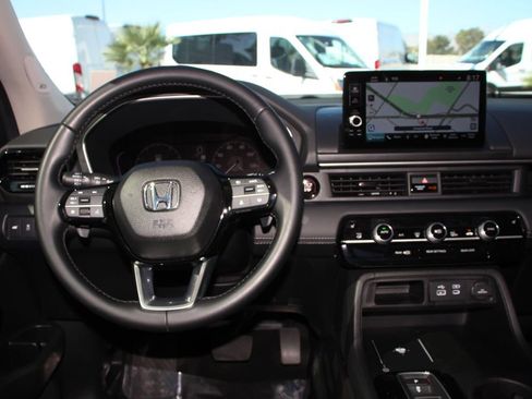Used 2025 Honda Pilot Touring image 17