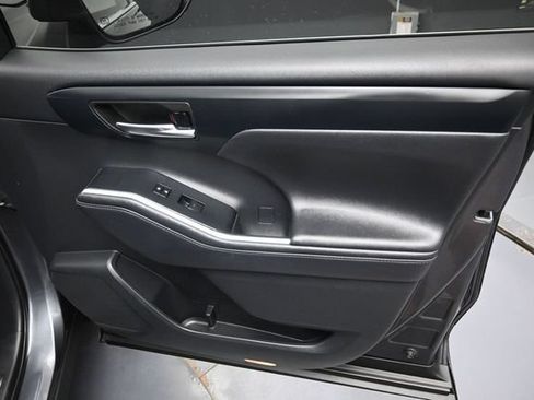 Used 2020 Toyota Highlander XLE AWD/4WD image 35