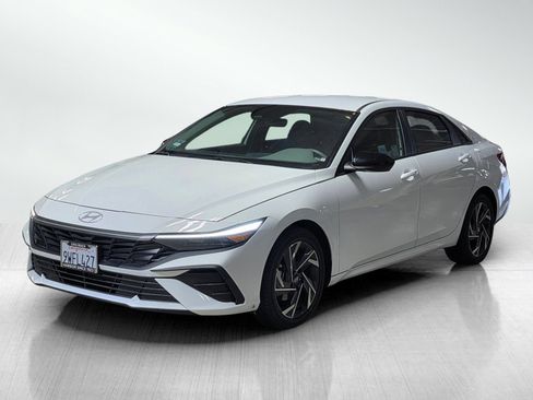 Certified 2025 Hyundai Elantra Sport FWD image 3