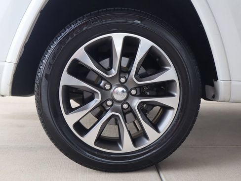 Used 2018 Jeep Grand Cherokee Overland AWD/4WD image 12