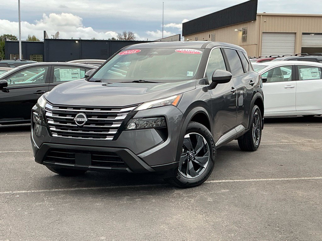 Used 2025 Nissan Rogue SV AWD/4WD image 2