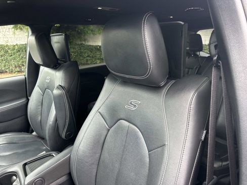 Used 2022 Chrysler Pacifica Touring-L w/ Uconnect Theater Family Group FWD image 19
