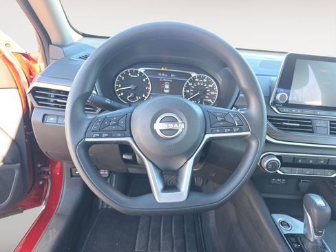 Used 2025 Nissan Altima 2.5 SV image 12