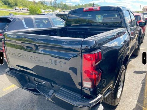 Used 2023 Chevrolet Colorado W/T RWD image 2