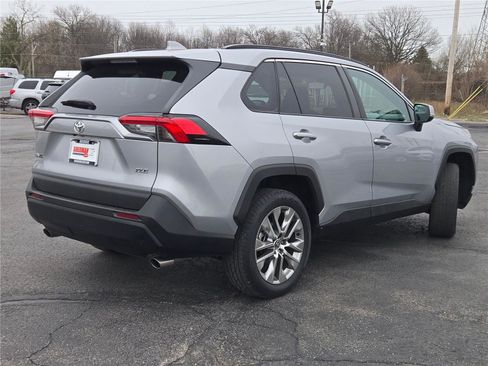Used 2021 Toyota RAV4 XLE Premium FWD image 12