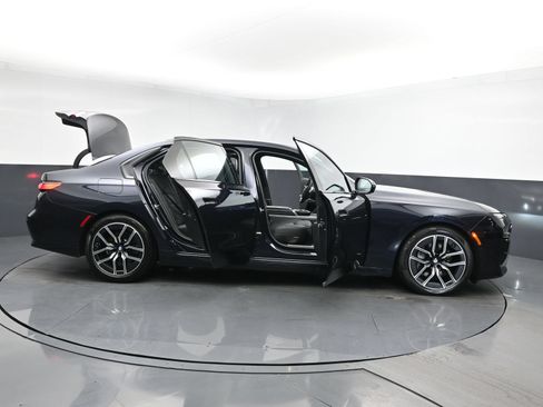 Used 2025 BMW 740i xDrive AWD/4WD image 33