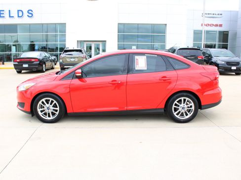 Used 2016 Ford Focus SE w/ SE Power Seat Package FWD image 2