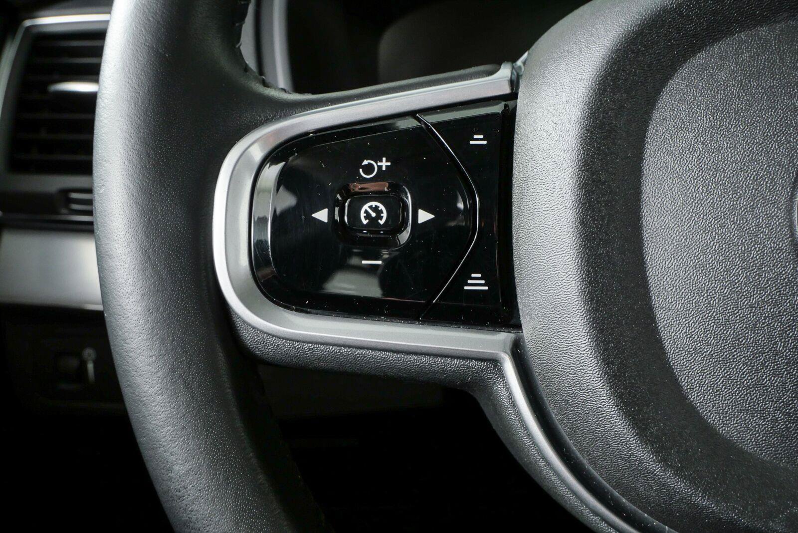 Used 2018 Volvo XC90 T6 Momentum w/ Convenience Package AWD/4WD image 10