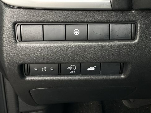 Used 2025 Nissan Rogue SV image 29