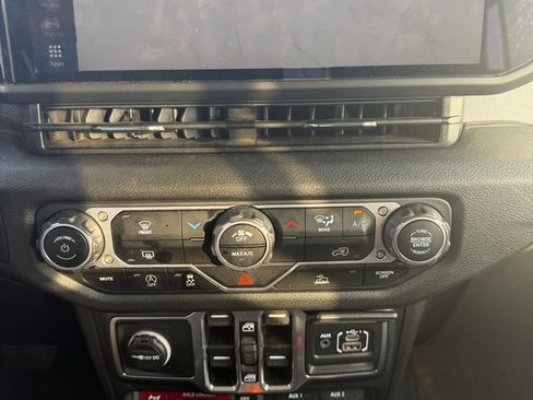 Used 2025 Jeep Wrangler Willys image 12