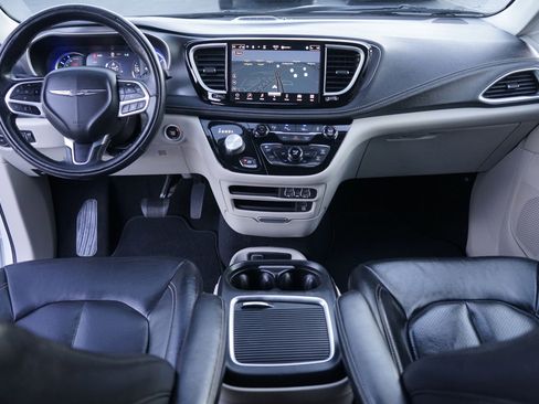 Used 2022 Chrysler Pacifica Touring-L w/ Uconnect Theater Family Group image 17