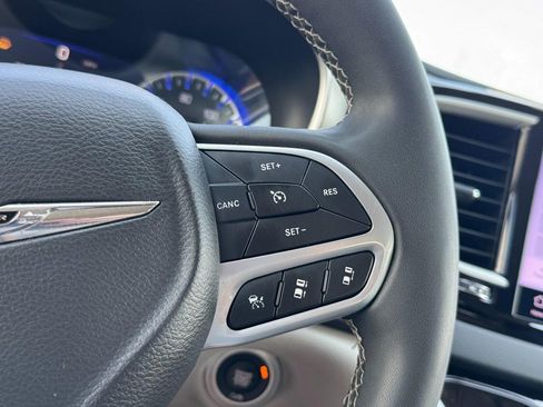 Used 2023 Chrysler Pacifica Touring-L FWD image 22