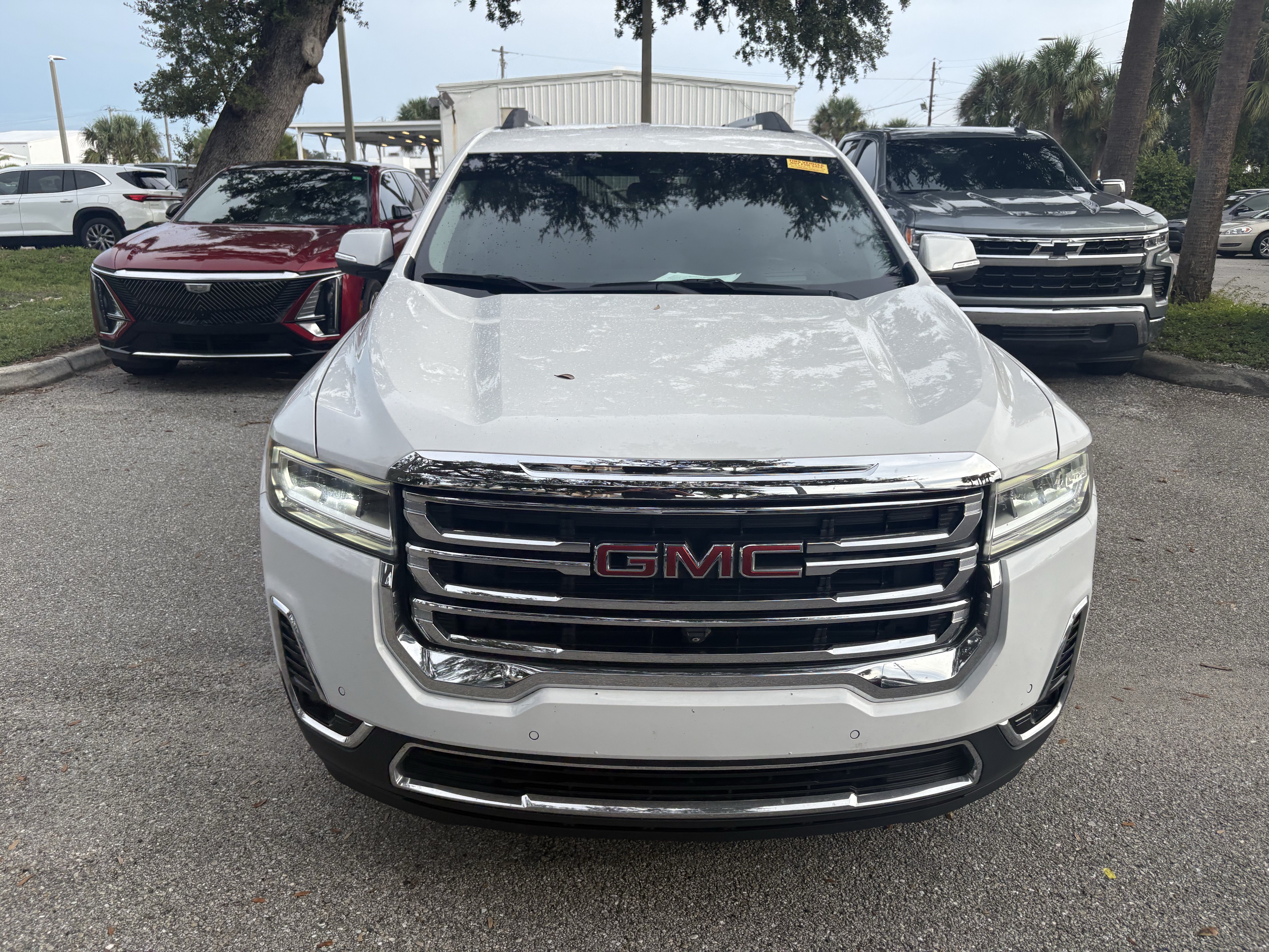 Used 2022 GMC Acadia SLT w/ Technology Package FWD image 2