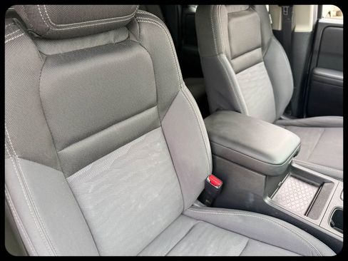 Used 2024 Nissan Frontier SV w/ SV Convenience Package RWD image 9