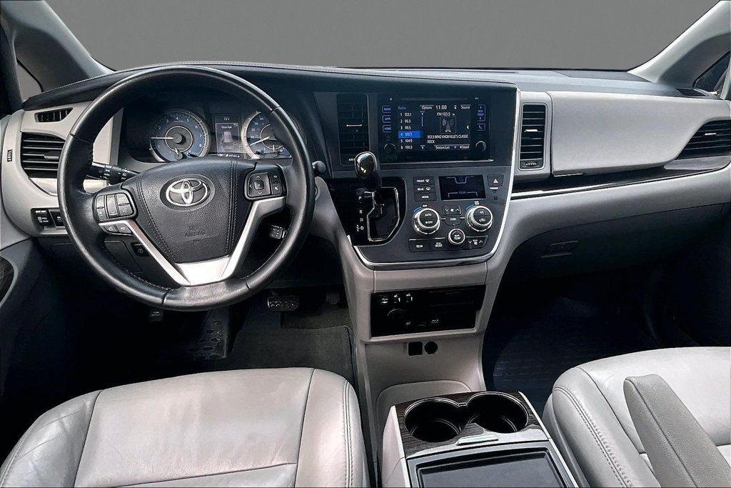 Used 2017 Toyota Sienna XLE Premium FWD image 14