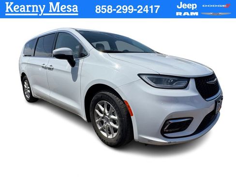Used 2023 Chrysler Pacifica Touring-L FWD image 1
